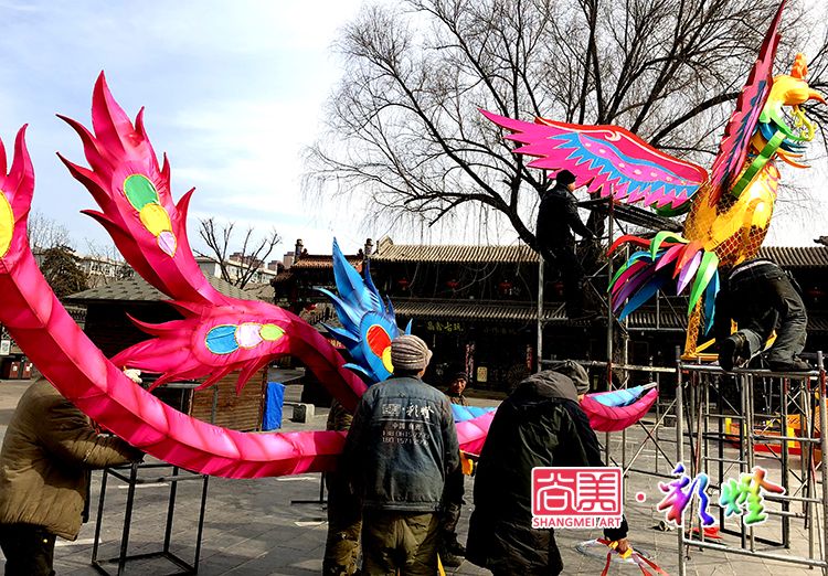 燈會(huì)施工作業(yè)的彩燈制作人員
